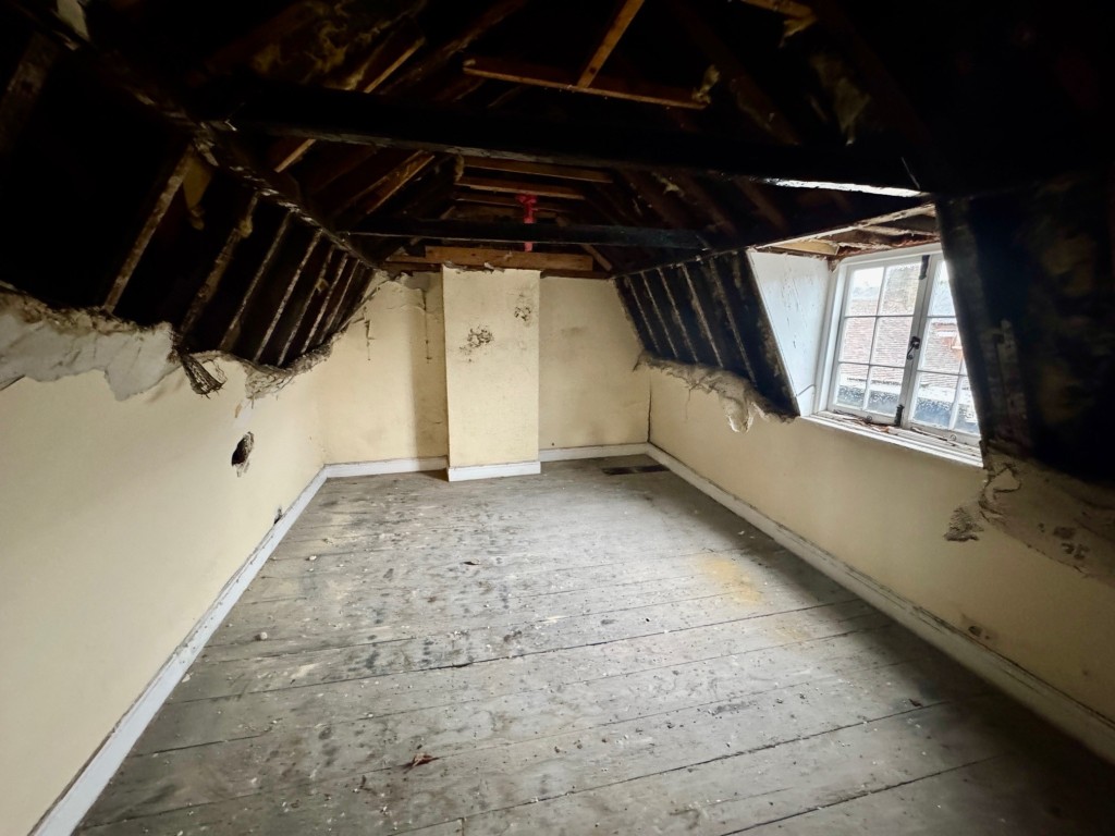 Lot: 60 - DOUBLE FRONTED PERIOD BUILDING IN CITY LOCATION - Top floor room 1